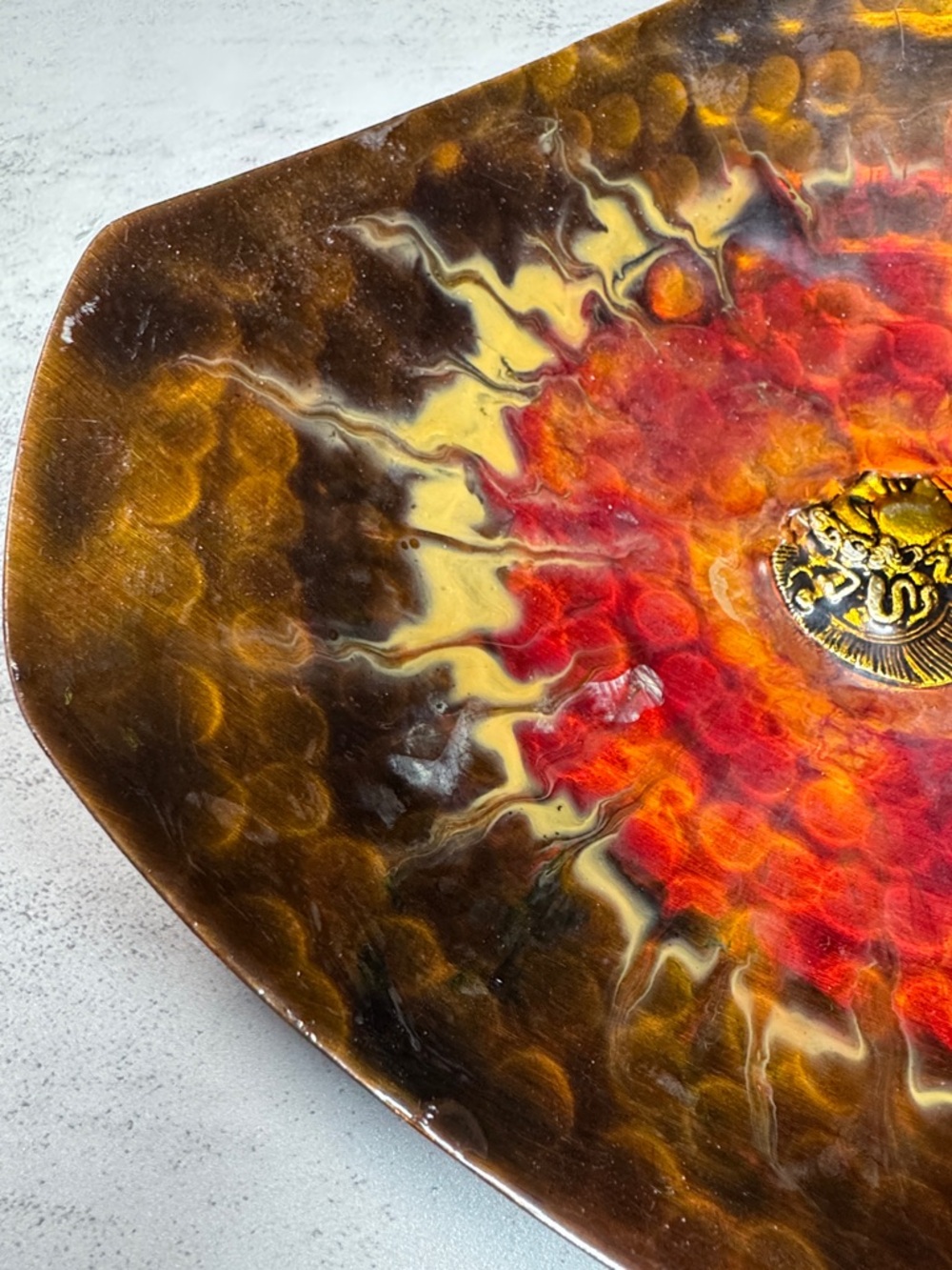 Vintage hammered copper and enamel triangular bowl - Picture 8 of 11